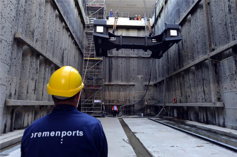 Kaiserschleuse Bremerhaven wird für Schiffe gesperrt Das Schleusentor der Kaiserschleuse.