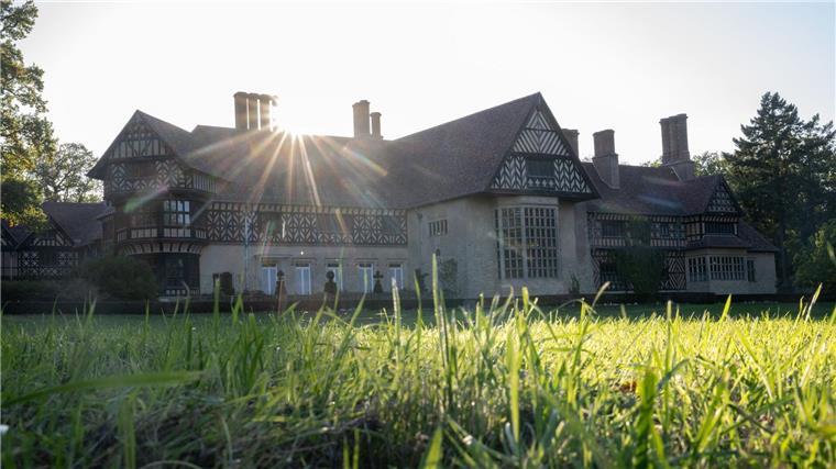 Das Schloss Cecilienhof im Neuen Garten in Potsdam.