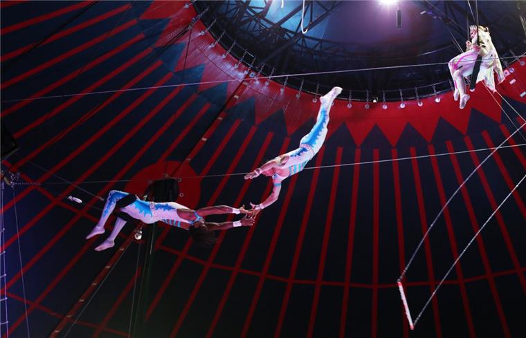 Circus Charles Knie will Publikum in Cuxhaven in Euphorie versetzen Das schönste Flugtrapez Italiens, so beschreibt der Zirkus die Nummer der sechsköpfigen Truppe „Flying Wulber“