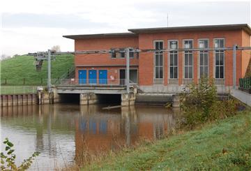 Das Schöpfwerk Käseburg ist eines der beiden Mündungsschöpfwerke, von dem aus die Braker Sielacht das Wasser in die Weser pumpt.