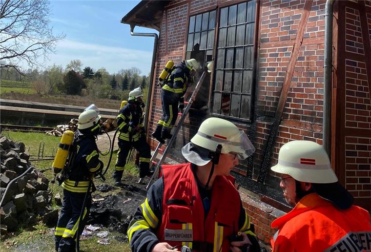 Mülltonnen brennen am Bahnhof Geestenseth Das schon beschädigte Fenster musste eingeschlagen werden.