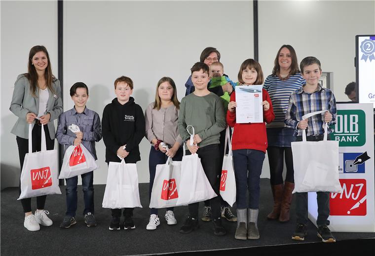 Nordenhamer Schülerzeitungen sind spitze Das Schülerzeitungsteam der Südschule ist für die Zeitung „Südwester“ in der Kategorie Grundschulen mit dem zweiten Platz des Verbandes der Niedersächsischen Jugendredakteure ausgezeichnet worden.