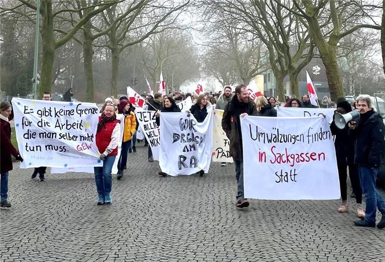 Alarm! Lehrer in Bremerhaven können nicht mehr Das Schulpersonal protestiert in Bremerhaven.