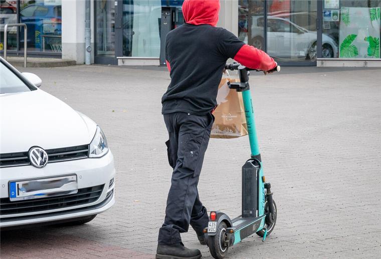 Zahl an illegalen E-Rollern steigt: Polizei erwischt rund 100 Fahrer ohne Versicherung Das schwarze Nummernschild macht deutlich, dass die Versicherung Ende Februar abgelaufen ist. Die aktuellen Schilder sind blau.