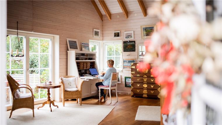 Tiny Living: Das große Glück im kleinen Schwedenhaus Das Schwedenhäuschen in Bremerhaven ist nicht nur von außen ein Hingucker. Das Mobiliar ist im modernen, skandinavischen Landhausstil gehalten - mit ein paar besonderen Einzelstücken.