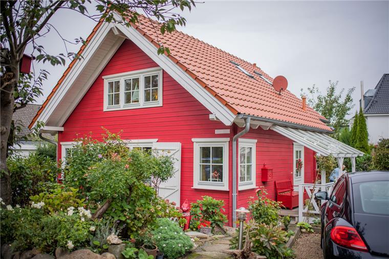 Tiny Living: Das große Glück im kleinen Schwedenhaus Das Schwedenhaus zieht die Blicke auf sich: Manchmal klingeln Passanten bei Elke Nellessen und fragen, ob sie ein Foto von ihrem Haus machen dürfen.