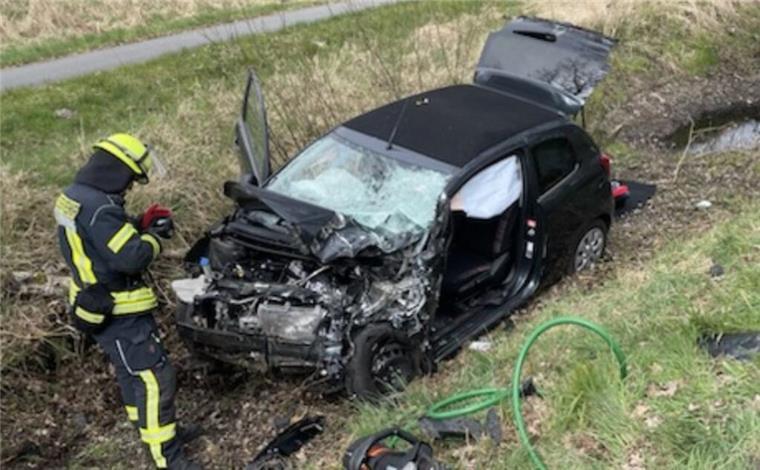 Unfall zwischen Wollingst und Osterndorf: L128 bleibt noch einige Zeit gesperrt Ein zerstörtes Auto liegt auf einem Grünstreifen