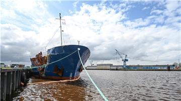 Das schwer beschädigte Küstenmotorschiff liegt vor einer Werft in Emden.