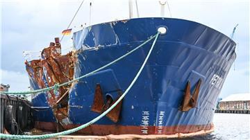 Das schwer beschädigtes Küstenmotorschiff liegt vor einer Werft in Emden.