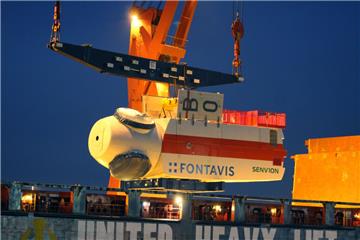 Das Schwergutschiff "Tasmanic Winter" übernahm im Fischereihafen die letzten fünf Gondeln, um sie nach Eemshaven zu transportieren. 