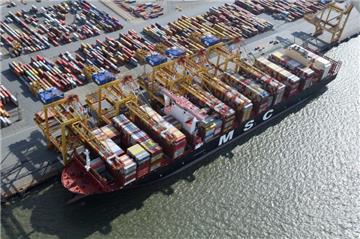 Ein Containerschiff wird abgefertigt