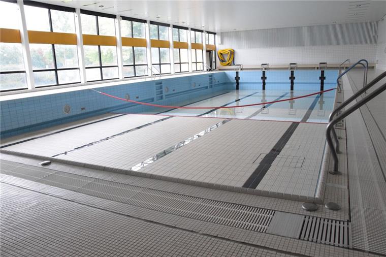 Nordenham: Nordbad bleibt wochenlang geschlossen Das Schwimmbecken des Nordbades in Nordenham ist so gut wie leer. Nur noch im tieferen Bereich befindet sich etwas Wasser.