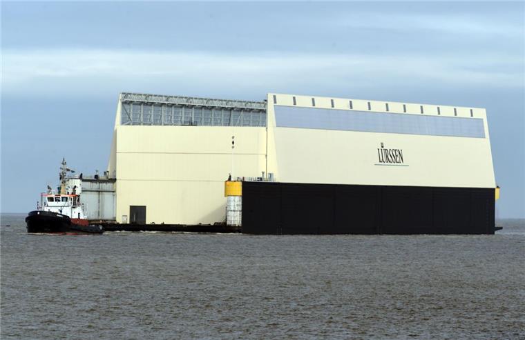 Schwimmdock der Lürssen Werft auf dem Weg nach Bremen Das Schwimmdock der Lürssen Werft in Bremen verlässt Bremerhaven.