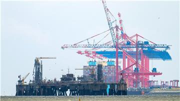 Die Baustelle für einen Anleger, der für ein zweites LNG-Terminal benötigt wird. Im Hintergrund ist der Jade-Weser-Port zu sehen. Die beiden schwimmenden Importterminals für Flüssigerdgas (LNG) an der niedersächsischen Küste in Stade und Wilhelmshaven sollen noch vor dem Winter in Betrieb gehen.