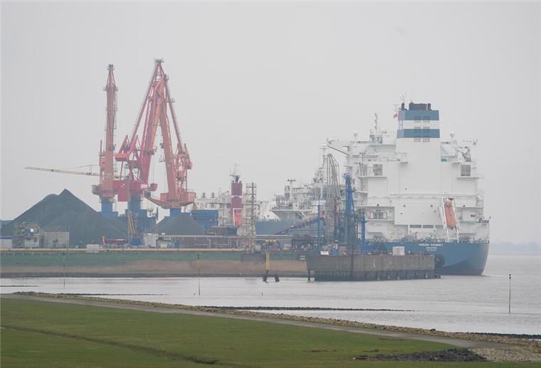 Umweltschützer gehen gegen LNG-Terminal in Wilhelmshaven vor Das schwimmende LNG-Terminal «Höegh Gannet» liegt am Kai des Industriehafens.