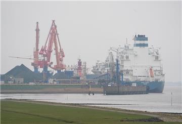 Das schwimmende LNG-Terminal «Höegh Gannet» liegt am Kai des Industriehafens. 