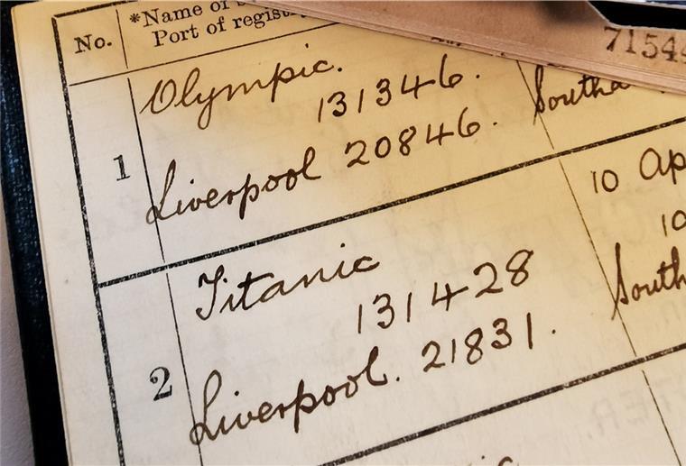 Bremerhaven: Spannende Details zum Untergang der „Titanic“ Das Seefahrtsbuch des „Titanic“-Stewards Alfred Theissinger ist in einer Sondervitrine im Deutschen Schifffahrtsmuseum ausgestellt.