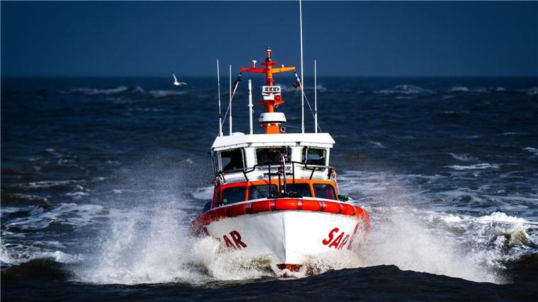 Das Seenotrettungsboot „Gillis Gullbranson“ (Archivbild). Mehrere Schiffe der Deutschen Gesellschaft zur Rettung Schiffbrüchiger (DGzRS) suchen einen Seemann, der über Bord gegangen ist.