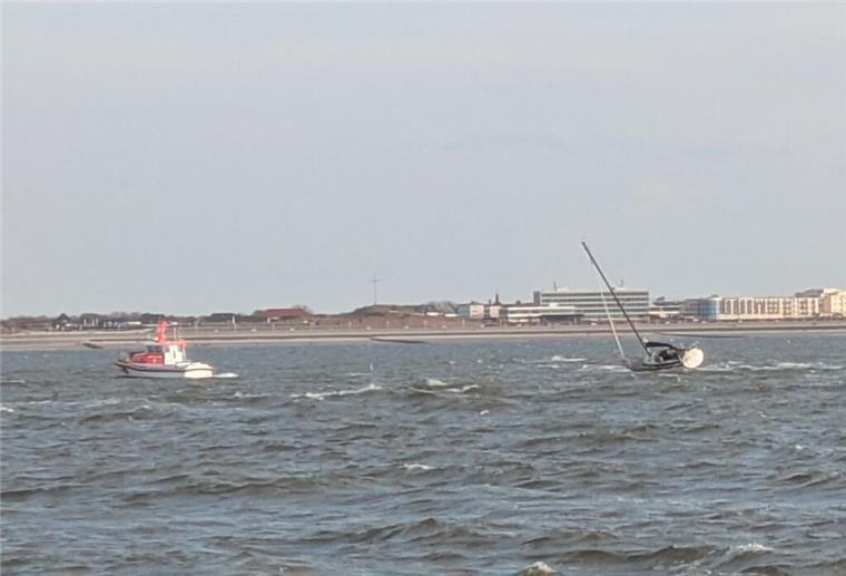 Familie auf Sandbank vor Norderney gerettet Eine Segelyacht wird bei stürmischem Wetter abgeschleppt