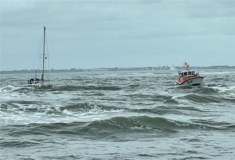 Segelboot aus Brandung vor Norderney gerettet Das Seenotrettungsboot „Otto Diersch“ der Station Norddeich befreite das Segelboot aus der Brandung im Norderneyer Seegatt.