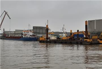 Das Seeschiff und die Arbeitsfahrzeuge wurden bei der Kollision beschädigt.