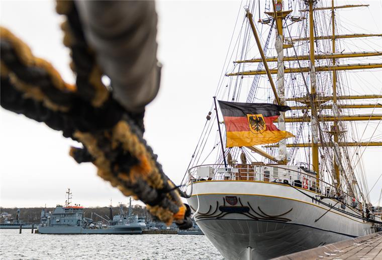 Das Segelschulschiff „Gorch Fock“ kehrt in den Heimathafen zurück: Es scheint etwas kaputt zu sein.