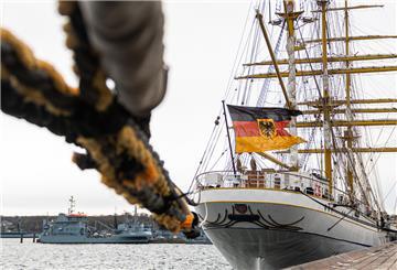 Das Segelschulschiff „Gorch Fock“ kehrt in den Heimathafen zurück: Es scheint etwas kaputt zu sein.