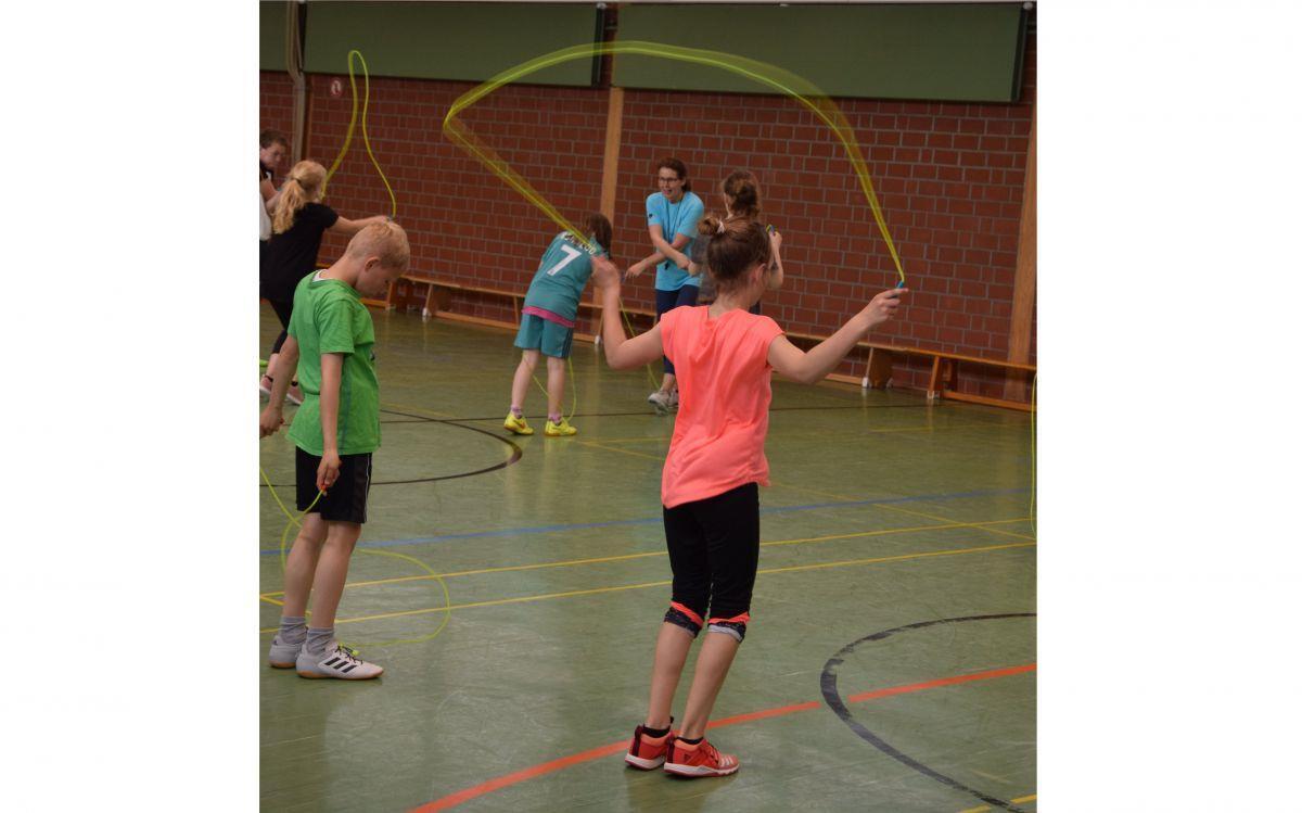 Das Seilspring-Projekt "Skipping Hearts" soll den Bewegungsdrang von Kindern fördern. Die Deutsche Herzstiftung veranstaltete ein Präventions-Training in Rhade.