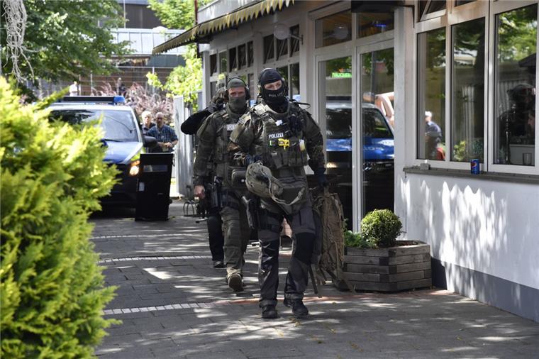 Hafenstraße: SEK nimmt Mann mit Axt fest Das SEK hat den psychisch Kranken aus der Wohnung in der Hafenstraße geholt.
