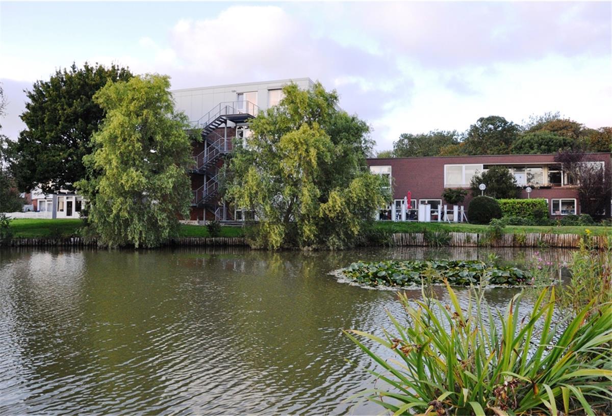 Neue Heimplätze in Nordenham: Awo will das prüfen Das Seniorenheim der Awo am Carl-Zeiss-Weg liegt zwischen Teich und Friedeburgpark mitten im Grünen. Die Awo prüft die Erweiterung des Heims mit seinen 95 Plätzen um weitere 44 Plätze. Damit reagiert die Awo auf die heftige Kritik an der Schließung des Heims am Ilseplatz, in dem 25 Bewohner untergebracht waren. In Nordenham besteht ein Mangel an Pflegeplätzen.