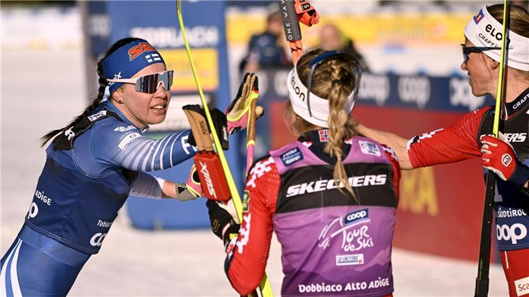 Das siegreiche Trio der vierten Etappe der Tour de Ski, Kerttu Niskanen aus Finnland (l), Astrid Öyre Slind (r) und Therese Johaug aus Norwegen (M), beglückwünscht sich.