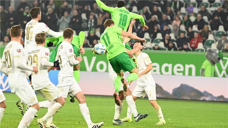 Abseits oder nicht? Kein Videobeweis bei 4:3-Tor möglich Das Siegtor für Wolfsburg: Jonas Wind (5.v.l) köpft in der Nachspielzeit das 4:3 gegen Mainz.