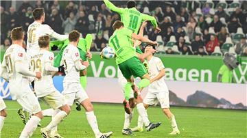 Das Siegtor für Wolfsburg: Jonas Wind (5.v.l)  köpft in der Nachspielzeit das 4:3 gegen Mainz.