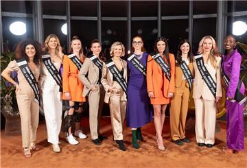 Das sind die 10 Finalistinnen des Miss Germany Awards 2024. Eine davon ist Cuxhavenerin.