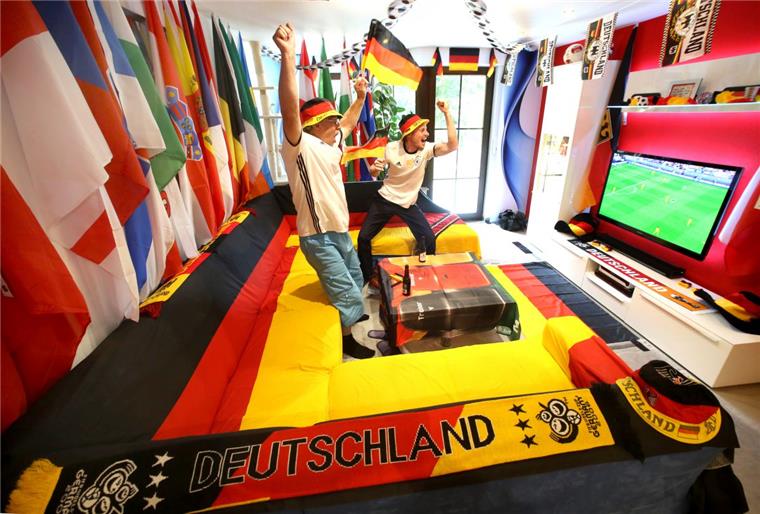 Mehr geht nicht: Wohnen in Schwarz-Rot-Gold Das sind Fans vom Feinsten: Stefan (rechts) und Wolla Haben das Wohnzimmer in Haan (Nordrhein-Westfalen) komplett dekoriert. Mehr geht nicht.