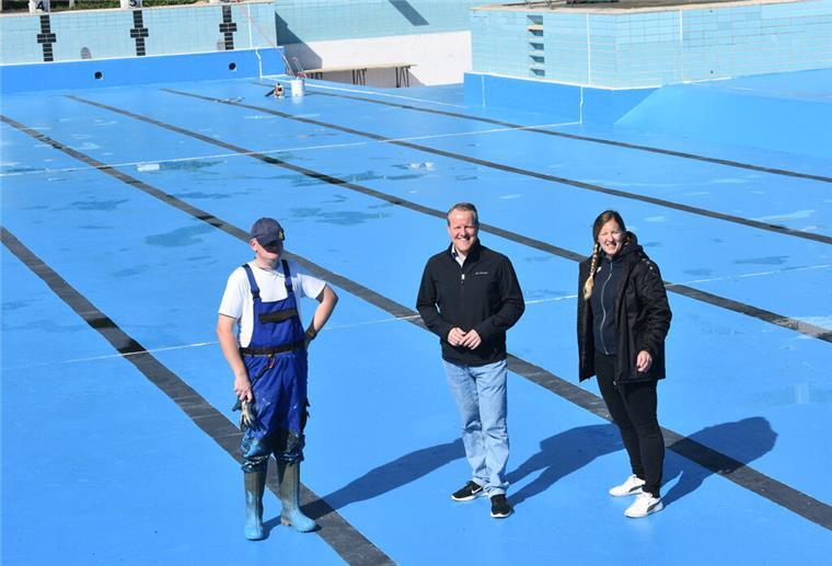 Sittenser Freibad startet am 1. Juni in die neue Saison Das Foto zeigt drei Personen in einem leeren Schwimmbbecken.