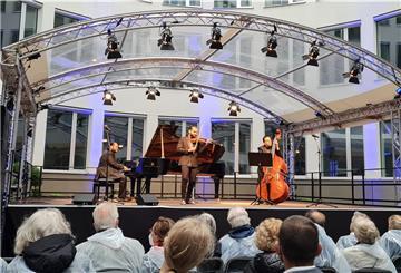 Pianist Frantisek Janoska, Geiger Roman Janoska und Bassist Julius Darvas
