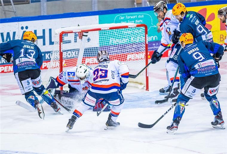 Eishockey-Spieler auf dem Spielfeld.