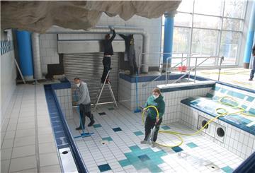 Das Solebecken im Inneren der Moor-Therme ist fast fertig. Mitarbeiter säubern den Boden, im Hintergrund wird letzte Hand an die Lüftung gelegt.