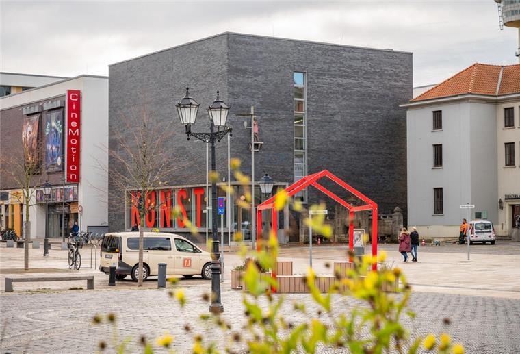 Kunst für Kids: Bremerhavener Kunstmuseum lädt zum Kinderclub ein Ein Auto steht vor einem kastenförmigen Haus.