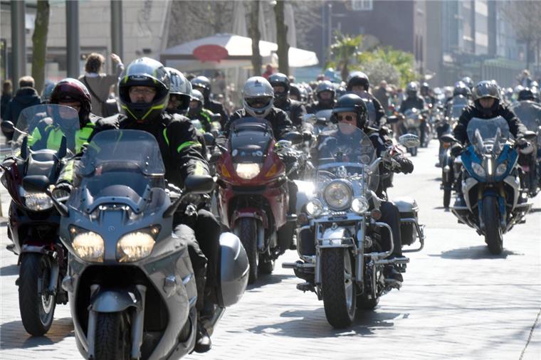 Das sonnige Wetter am Wochenende lockte am Sonntag über 500 Biker zum Motorradgottesdienst in Bremerhaven.