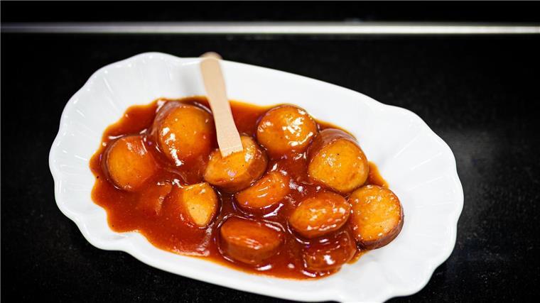 VW-Verkaufsschlager Currywurst kommt als Fertiggericht Das sonst übliche Curry-Pulver lässt VW beim Fertigprodukt weg.