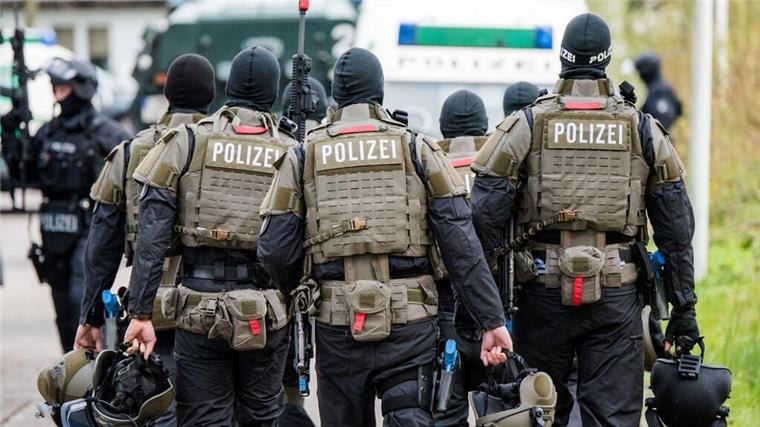 SEK-Einsatz in Rotenburg: Jugendliche mit Schusswaffe bedroht Vier Männer in Westen mit der Aufschrift Polizei.