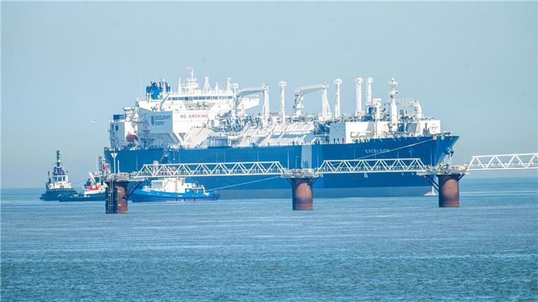 Ohne Chlor und feste Brücke - Zweites LNG-Terminal vor Start Das Spezialschiff „Excelsior“ soll nach seiner Ankunft als Teil des zweiten schwimmenden LNG-Terminals in Wilhelmshaven in einen Testbetrieb gehen.