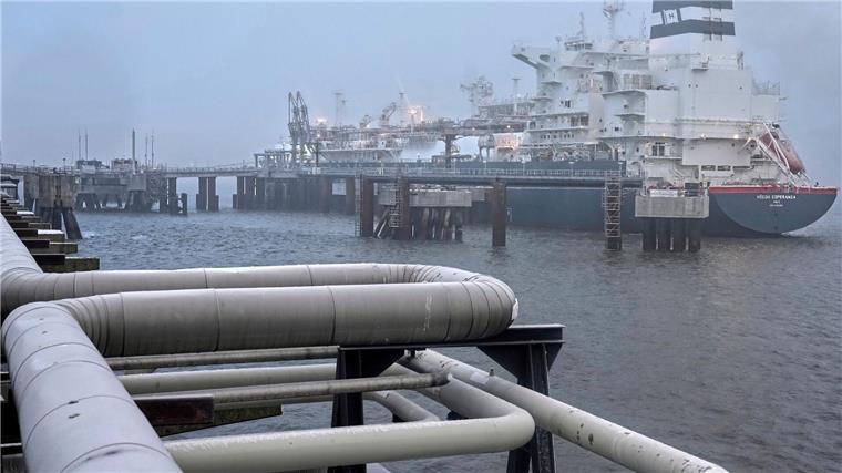 Das Spezialschiff „Höegh Esperanza“ liegt am LNG-Terminal in Wilhelmshaven vor Anker.
