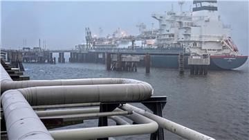 Das Spezialschiff „Höegh Esperanza“ liegt am LNG-Terminal in Wilhelmshaven vor Anker.