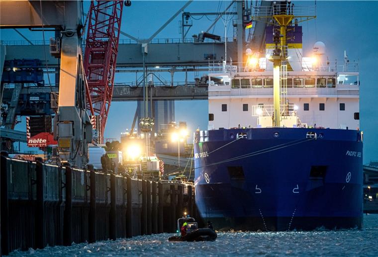 Castor-Transportschiff legt in Nordenham an Schiff Pacific Grebe“ an der Kaje in Nordenham
