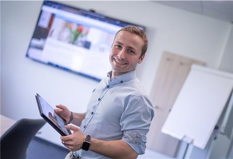 Das Spiekaer Unternehmen RouxIT stellt eine Coronaapp zur Erfassung von Besucherdaten für die Gastronomie vor. Geschäftsführer Sebastian Roux zeigt das "Safetyportal" mit Informationen zur Applikation für potentielle Kunden. Foto: Hartmann