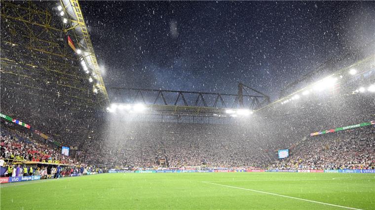 EM-Vorfall: Stadionkletterer soll 1050 Euro Strafe zahlen Das Spiel im Dortmunder Stadtion war wegen Regens unterbrochen worden - der Kletterer wurde nach der Partie aus der Dachkonstruktion geholt