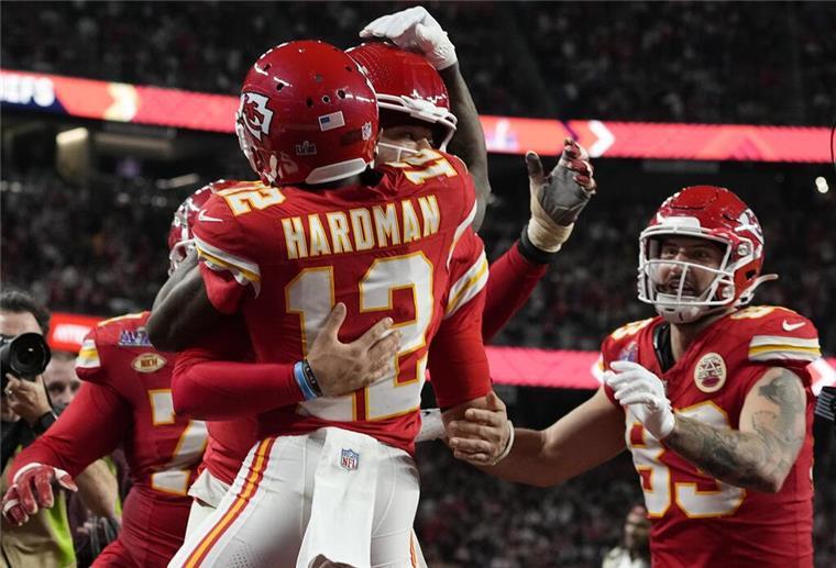 Mehr als Football - was der Superbowl alles zu bieten hat American Football: Mecole Hardman Jr. von den Kansas City Chiefs feiert seinen spielentscheidenden Touchdown in der Verlängerung.